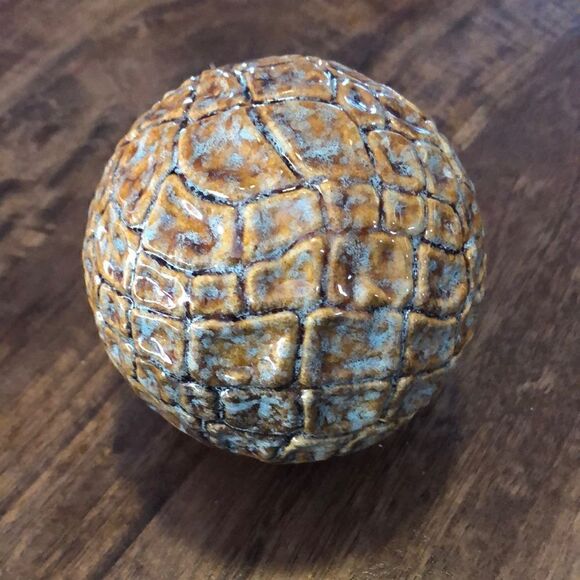 Deco 79 Ceramic Handmade Carved Orb 4” - Picture 1 of 3